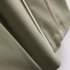 Broek met wijde pijpen en streep aan de zijkant