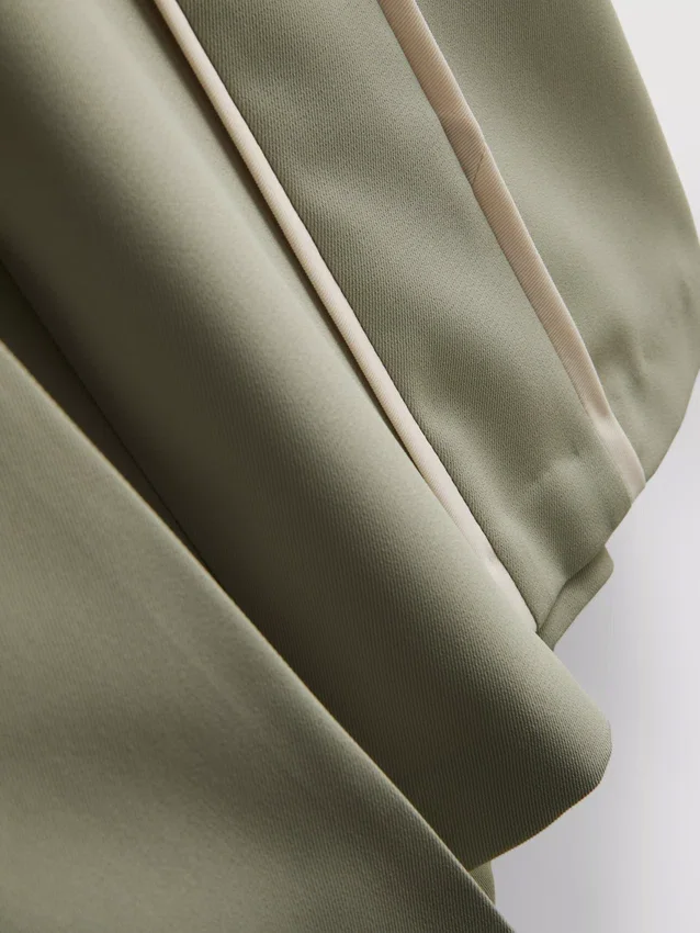 Broek met wijde pijpen en streep aan de zijkant