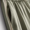 Broek met wijde pijpen en streep aan de zijkant