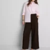 Broek met wijde pijpen, plooien en riemdetail