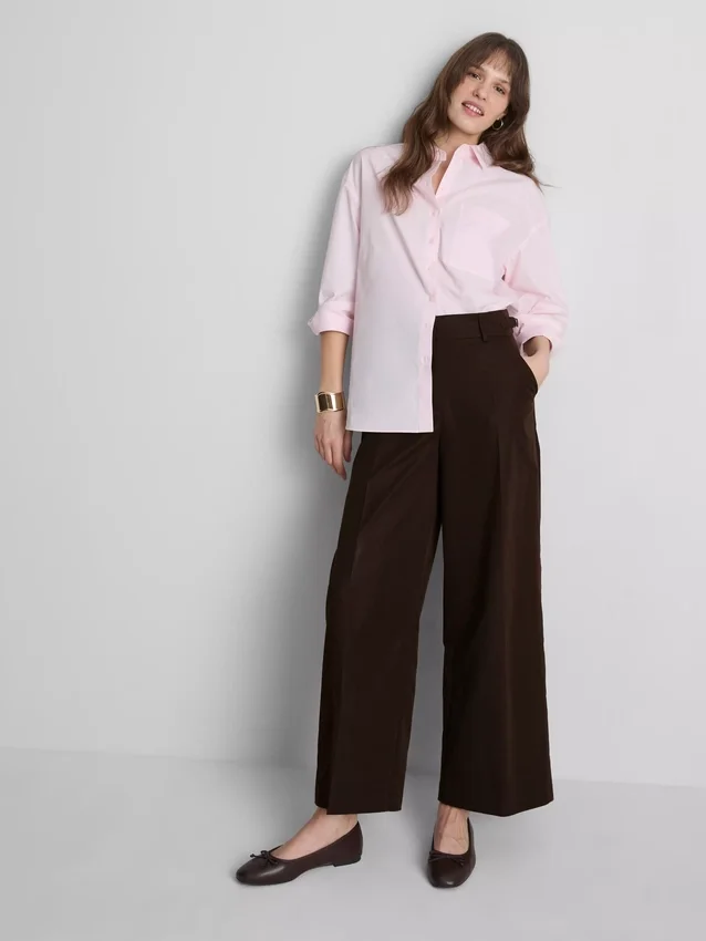 Broek met wijde pijpen, plooien en riemdetail