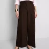 Broek met wijde pijpen, plooien en riemdetail
