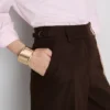 Broek met wijde pijpen, plooien en riemdetail