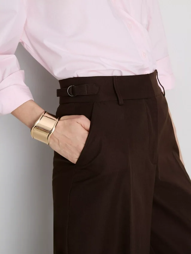 Broek met wijde pijpen, plooien en riemdetail