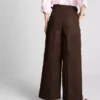 Broek met wijde pijpen, plooien en riemdetail