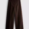 Broek met wijde pijpen, plooien en riemdetail