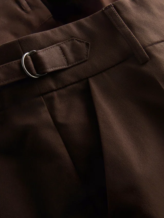 Broek met wijde pijpen, plooien en riemdetail