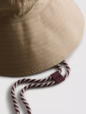 Buckethoed met kinband