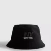 Buckethoed met New York-logo