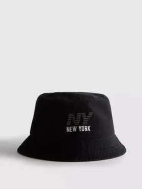Buckethoed met New York-logo