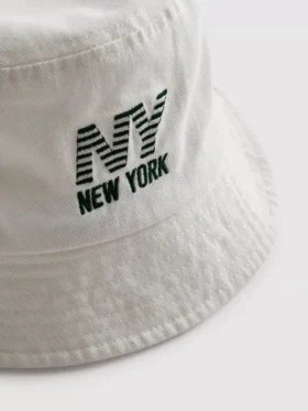Buckethoed met New York-logo