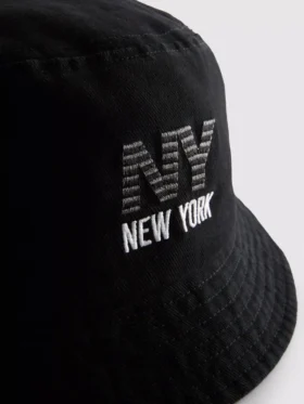 Buckethoed met New York-logo