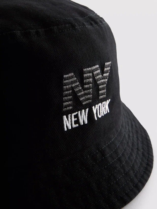 Buckethoed met New York-logo