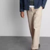 Chino met middelhoge taille en losse pasvorm