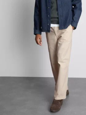 Chino met middelhoge taille en losse pasvorm