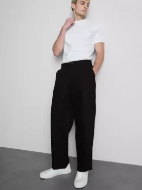 Chino met middelhoge taille en losse pasvorm