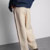 Chino met middelhoge taille en losse pasvorm