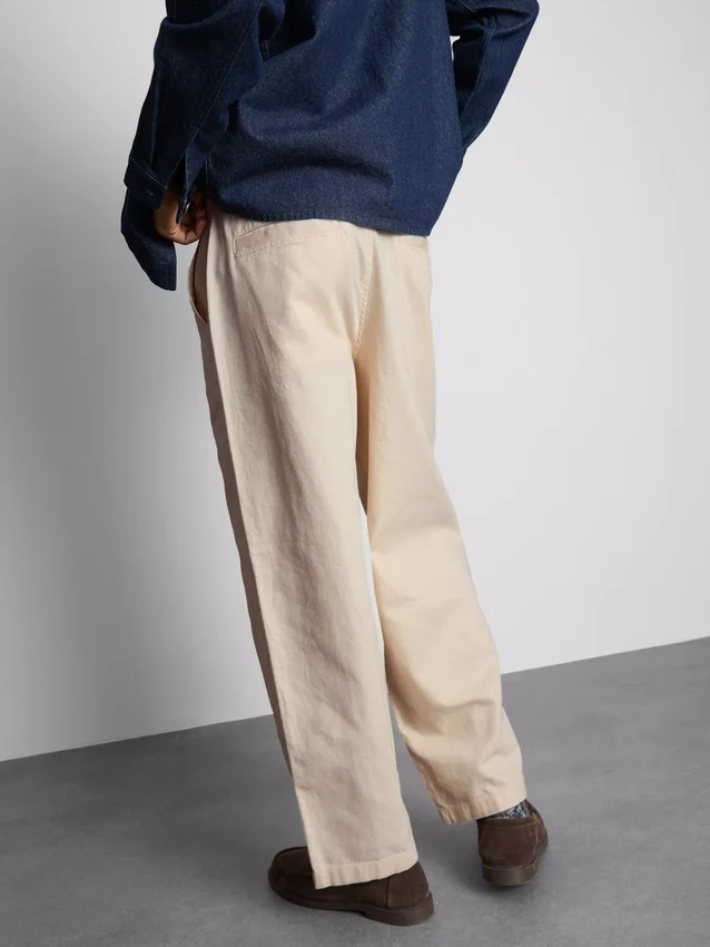 Chino met middelhoge taille en losse pasvorm