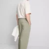 Chino met middelhoge taille en losse pasvorm