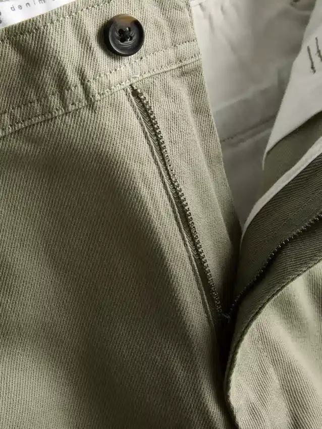 Chino met middelhoge taille en losse pasvorm