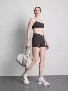 Contrasterende sportshort met gekruiste banden