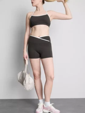Contrasterende sportshort met gekruiste banden