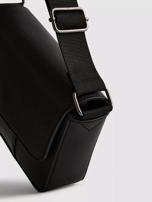 Crossbodytas met klep