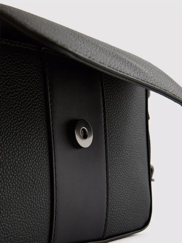 Crossbodytas met klep