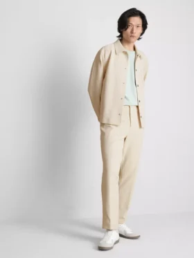 De broek met normale pasvorm