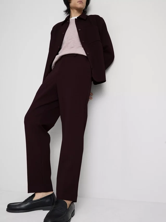 De broek met normale pasvorm