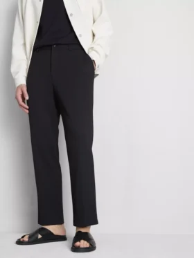 De broek met normale pasvorm