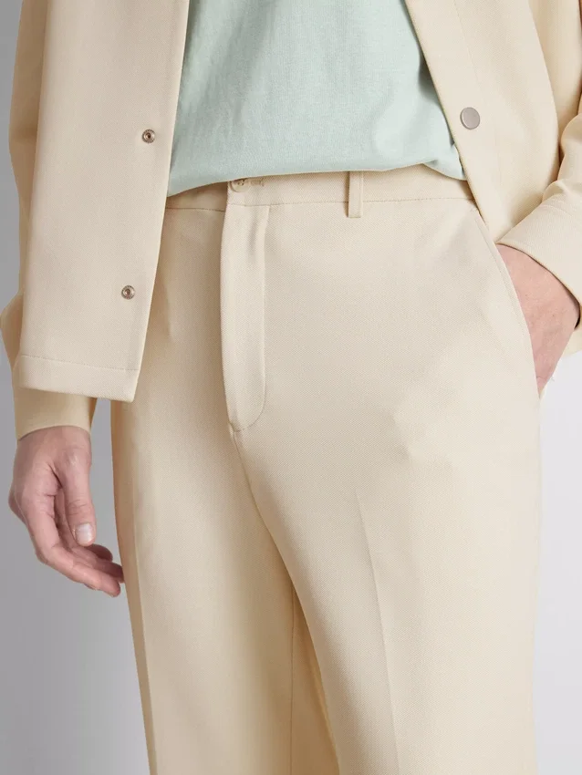 De broek met normale pasvorm