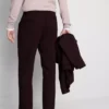 De broek met normale pasvorm