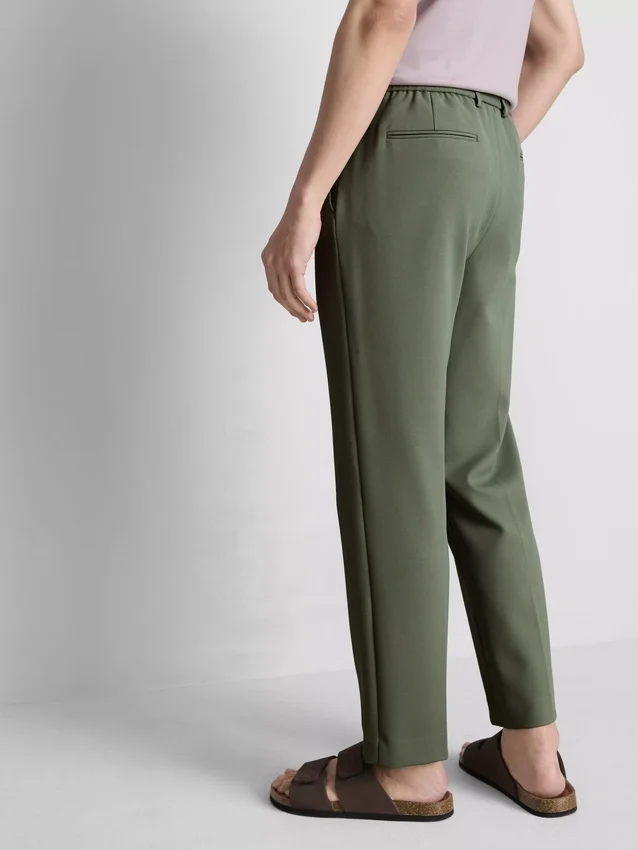 De broek met normale pasvorm