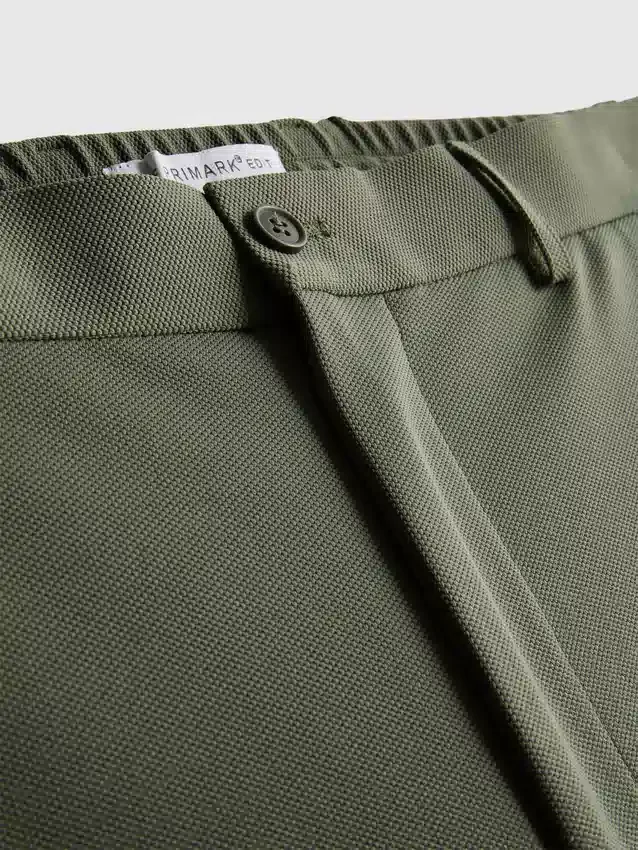 De broek met normale pasvorm