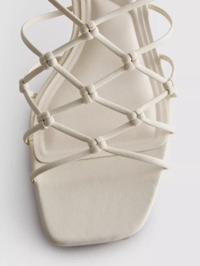 De 'Edit'-sandalen met gevlochten stilettohakken