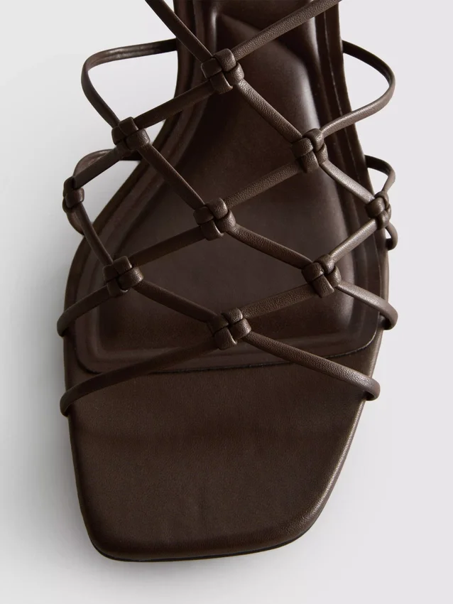 De 'Edit'-sandalen met gevlochten stilettohakken