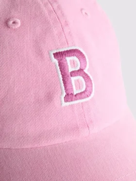 De Primark-scène | baseballpet met geborduurde initialen