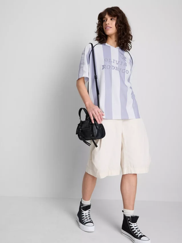 De Primark-scène | gestreept voetbalshirt van Olivia Rodrigo