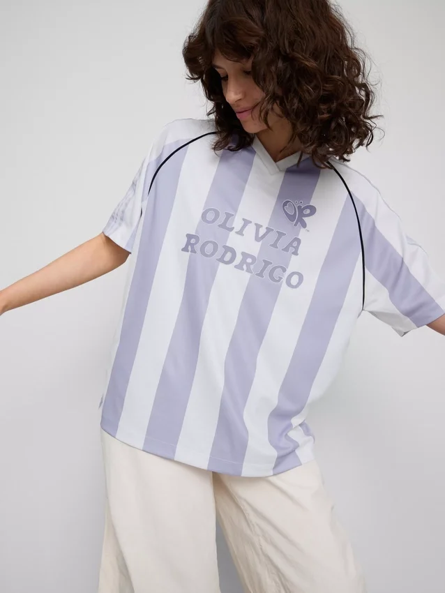 De Primark-scène | gestreept voetbalshirt van Olivia Rodrigo
