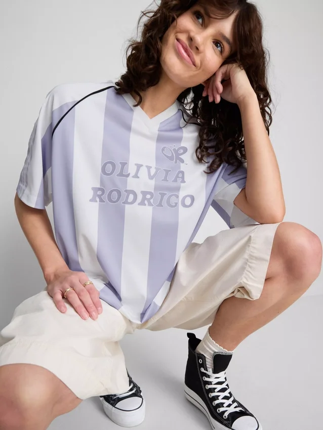 De Primark-scène | gestreept voetbalshirt van Olivia Rodrigo