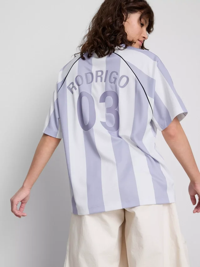 De Primark-scène | gestreept voetbalshirt van Olivia Rodrigo