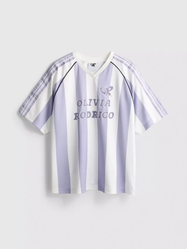 De Primark-scène | gestreept voetbalshirt van Olivia Rodrigo