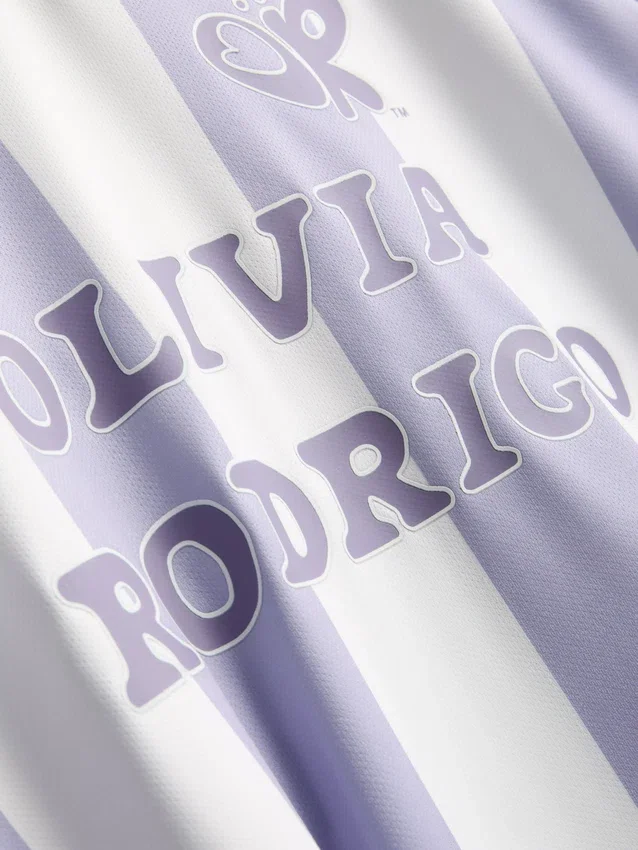 De Primark-scène | gestreept voetbalshirt van Olivia Rodrigo