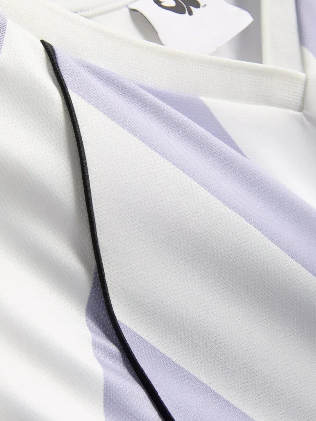 De Primark-scène | gestreept voetbalshirt van Olivia Rodrigo