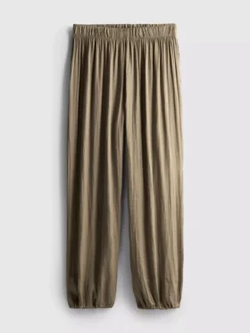 De satijnen broek met omgeslagen boorden
