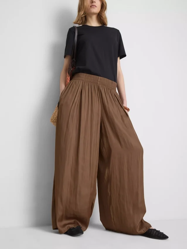 De satijnen broek met wijde pijpen van The Edit