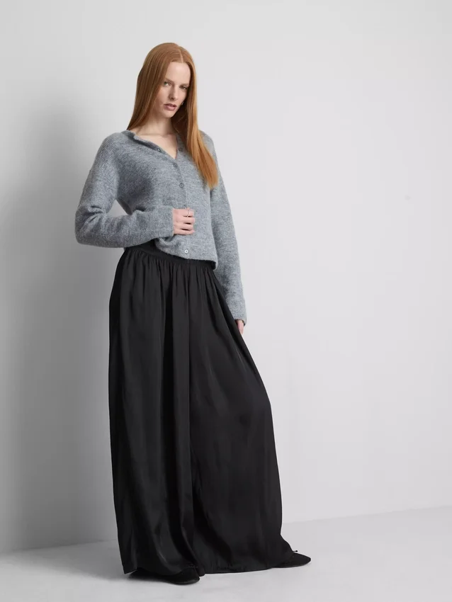 De satijnen broek met wijde pijpen van The Edit