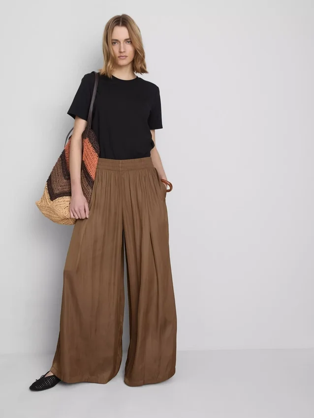 De satijnen broek met wijde pijpen van The Edit