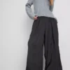 De satijnen broek met wijde pijpen van The Edit